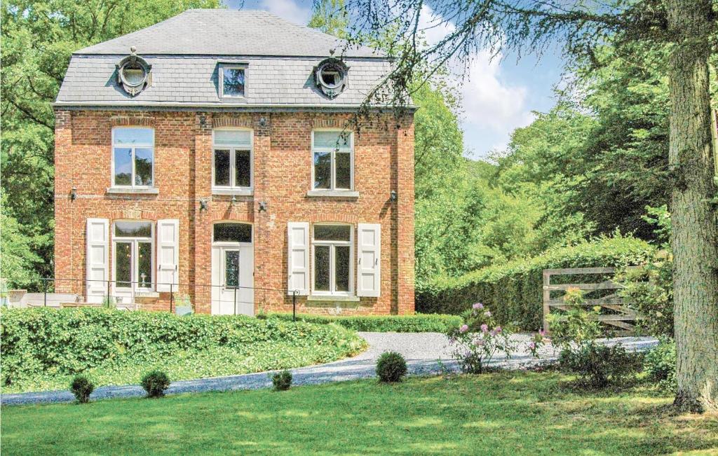 a brick house with a garden in front of it at Maison D'olenne in Périmont