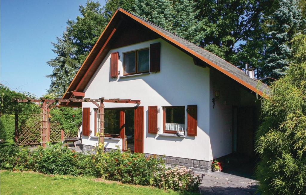 a small white house with a red roof at 2 Bedroom Stunning Home In Lengenfeld-plohn in Pechtelsgrün