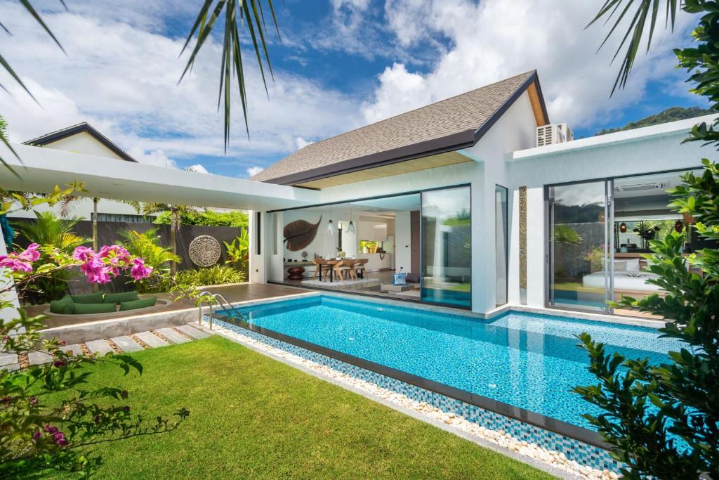 uma piscina no quintal de uma villa em Blue Coral Luxury Villa em Phuket