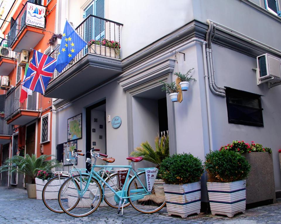 una bici blu parcheggiata di fronte a un edificio di B&B Darsena a Pozzuoli