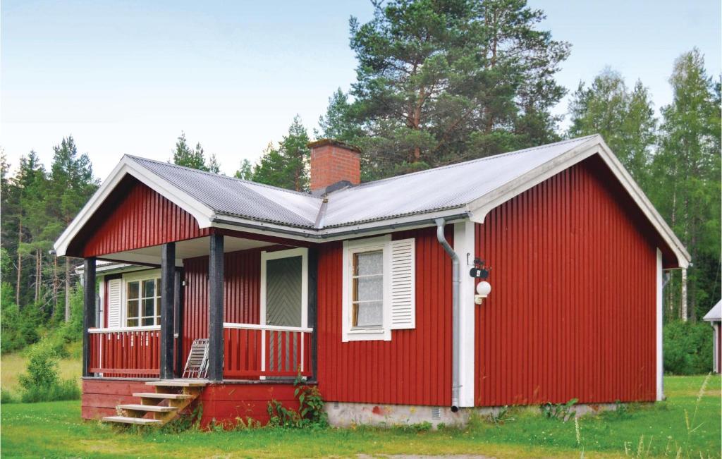 una pequeña casa roja con techo rojo en Pet Friendly Home In Sysslebck With House A Mountain View en Sysslebäck