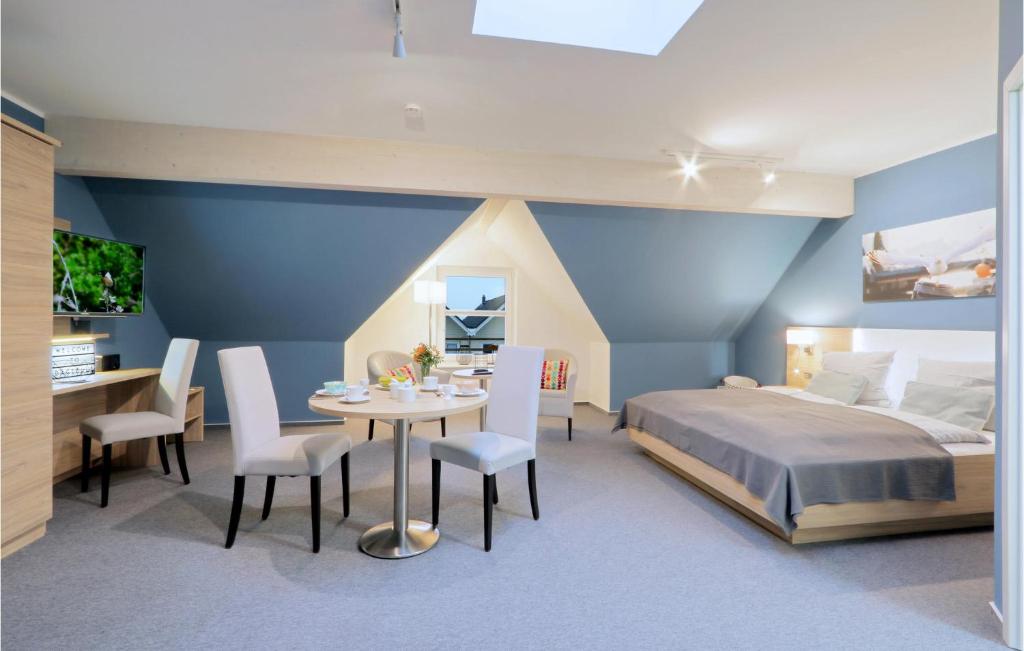 ダゲビュルにあるBeautiful Apartment In Dagebll With Wifiのベッドルーム1室(ベッド1台、テーブル、椅子付)