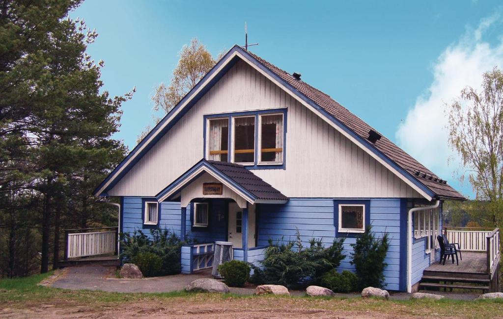 ein blaues Haus mit einem Gamer-Dach in der Unterkunft Nice Home In verlida With 1 Bedrooms And Internet in Överlida