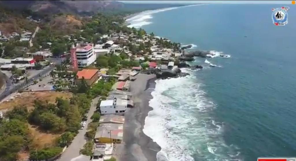 una vista aérea de la costa de una playa en Playa El Obispo A La Marea building La Libertad, en La Libertad
