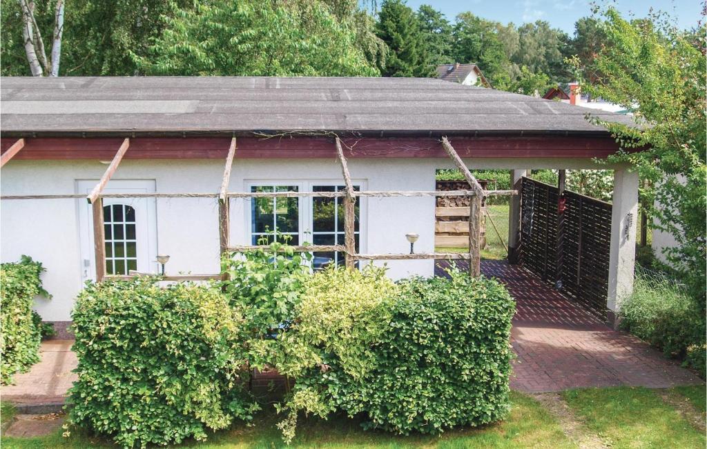 una casa blanca con una puerta en el patio en 2 Bedroom Cozy Home In Trassenheide, en Trassenheide