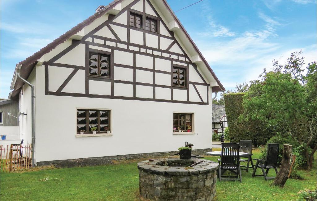 uma casa branca com um telhado preto e branco em 4 Bedroom Gorgeous Home In Monschau-hfen em Höfen