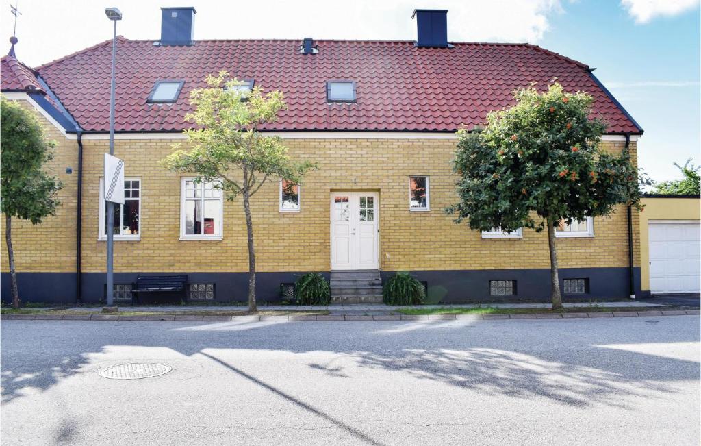 une maison en brique jaune avec un toit rouge dans l'établissement Amazing Apartment In Ystad With Kitchen, à Ystad