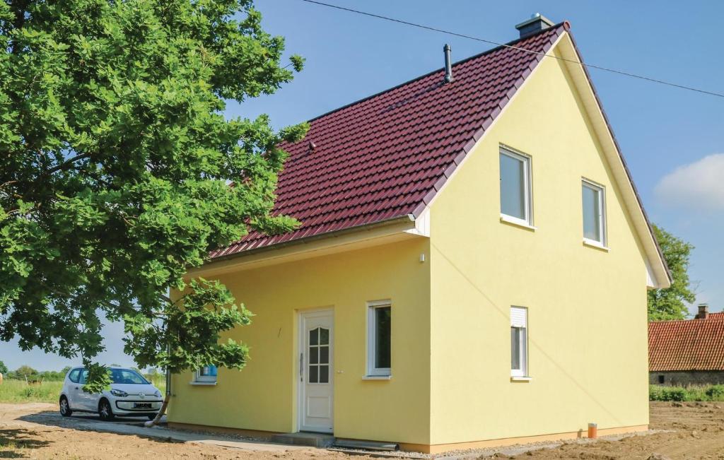 ein gelbes Haus mit rotem Dach in der Unterkunft Nice Home In Beiershagen With 3 Bedrooms And Wifi in Beiershagen