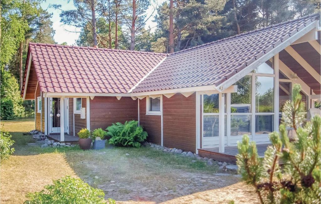 ein kleines Haus mit rotem Dach in der Unterkunft Ferienhaus Am Kunkelberg Z in Zechlin Dorf