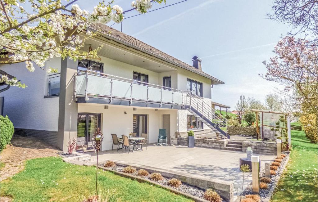 zewnętrzny widok na dom z patio w obiekcie Cozy Apartment In Krperich-obersgegen With Wifi w mieście Körperich