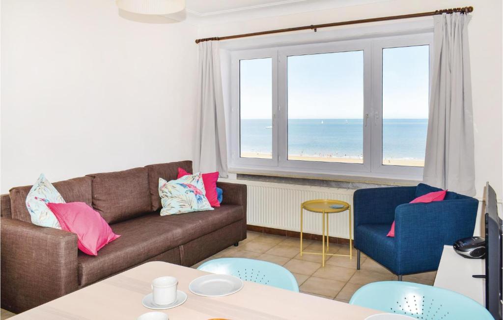 オーステンデにあるResidentie Aurore Ref, 208のリビングルーム(ソファ付)が備わり、海の景色を望めます。