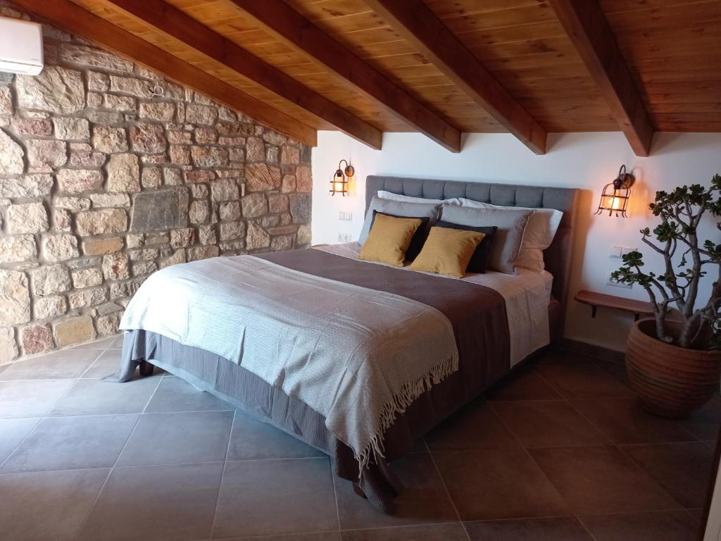 Postel nebo postele na pokoji v ubytování Koroni Stone House, newly built studios by the sea