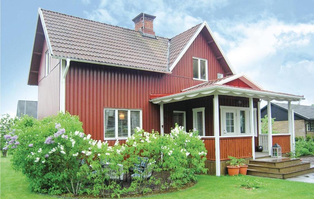 una casa roja con techo rojo en Stunning Home In Hultsfred With 2 Bedrooms And Wifi, en Hultsfred