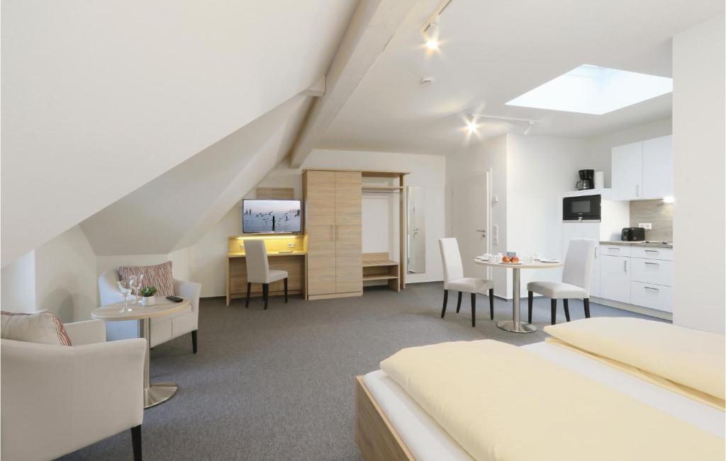 ダゲビュルにあるBeautiful Apartment In Dagebll With Wifiのベッドルーム1室(ベッド1台付)、リビングルームが備わります。