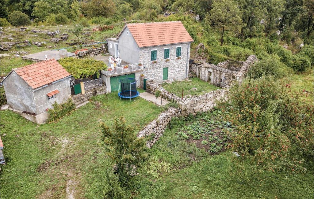 uma vista aérea de uma casa numa colina em 2 Bedroom Stunning Home In Herceg Novi em Sitnica