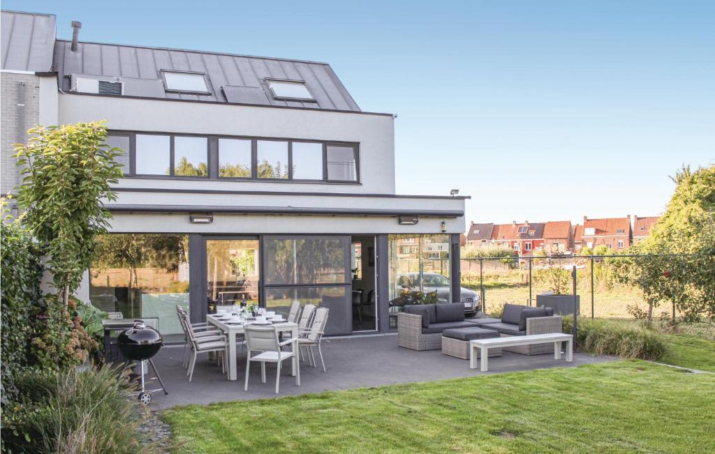 Casa con patio con mesa y sillas en Amazing Home In Brugge With 4 Bedrooms And Wifi, en Brujas