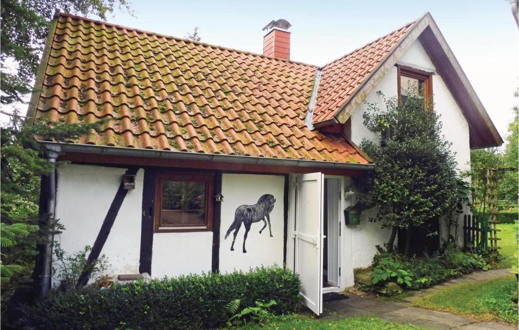 uma pintura de um cavalo ao lado de uma casa em 2 Bedroom Lovely Home In Schwalenberg em Schieder-Schwalenberg