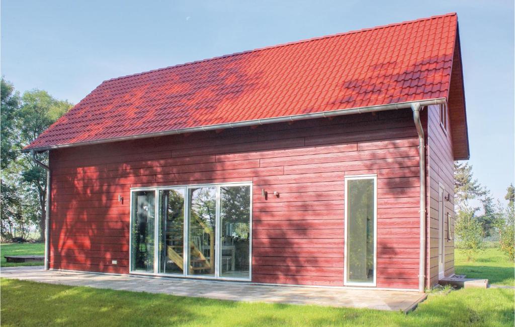 une grange rouge avec un toit rouge dans l'établissement Stunning Home In Gnoien Ot Dlitz With Wifi, à Gnoien