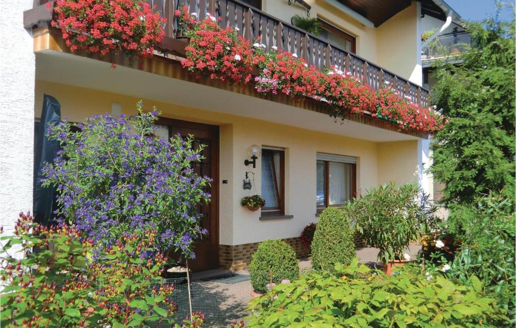 een huis met een bos bloemen op een balkon bij 1 Bedroom Awesome Apartment In Schnecken in Wetteldorf