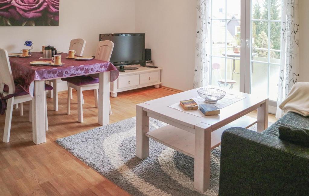 ein Wohnzimmer mit einem Tisch und einem Sofa in der Unterkunft Nice Apartment In Warnemnde With 1 Bedrooms And Wifi in Warnemünde