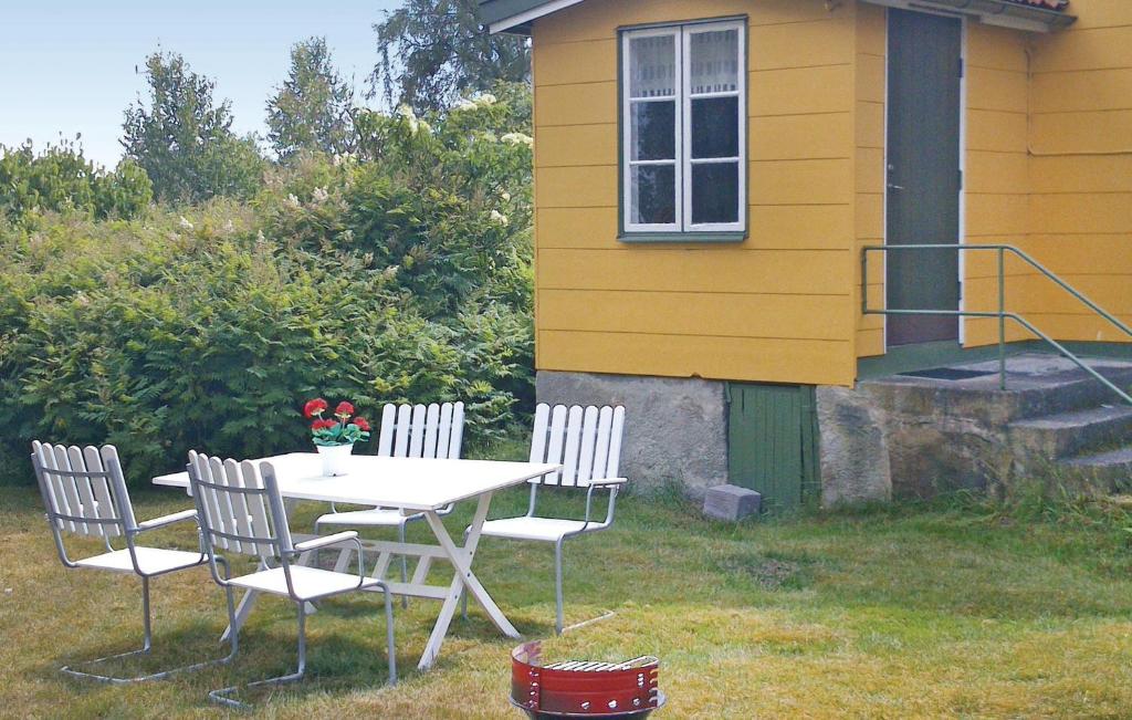 uma mesa e cadeiras em frente a uma casa em 2 Bedroom Amazing Home In Slvesborg em Möllebjörke