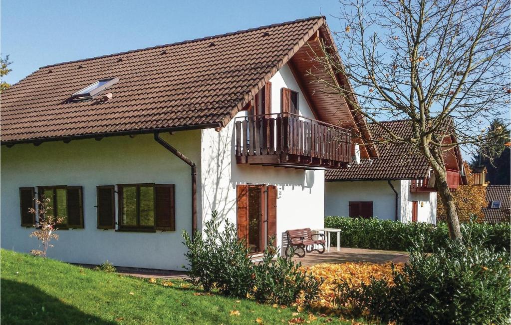 KemmerodeにあるFerienhaus 29 In Kirchheimのバルコニーと庭付きの白い家