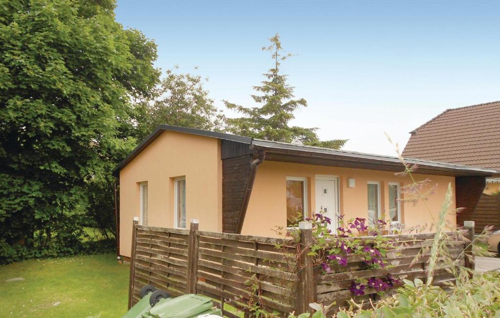 ein kleines Haus mit einem Zaun davor in der Unterkunft Ferienhaus Dranske Alte G�rtnerei in Dranske