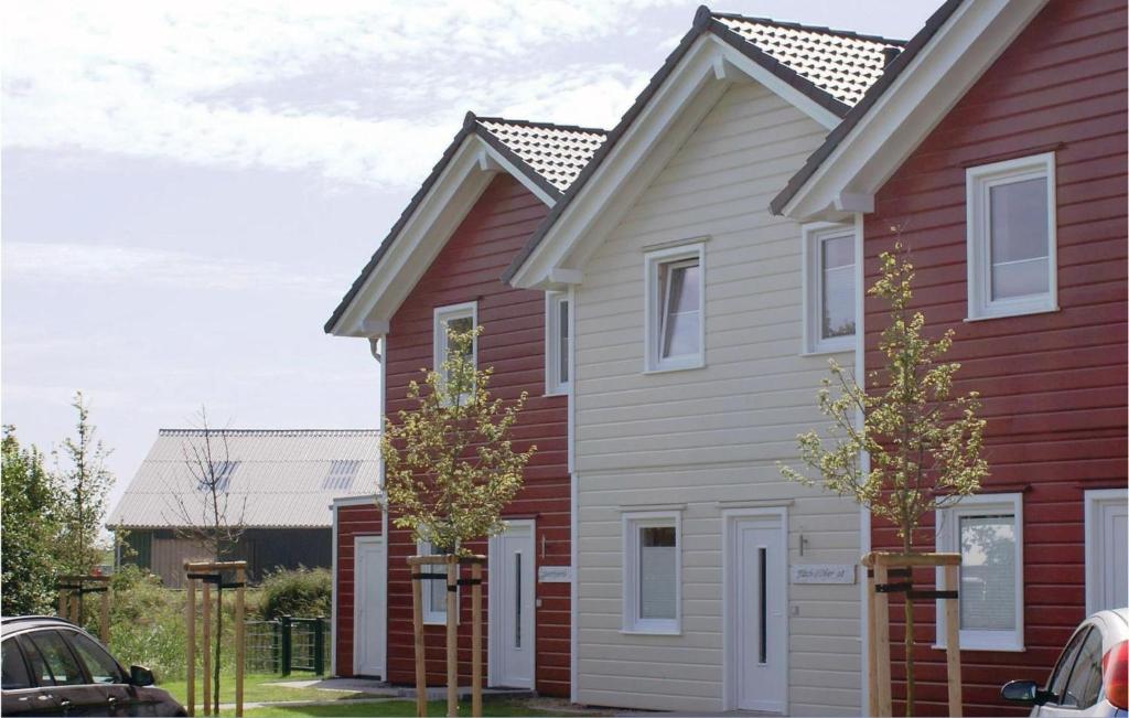 ein Haus mit einem roten und weißen Haus in der Unterkunft Ferienhaus K�stenweg K in Dagebüll
