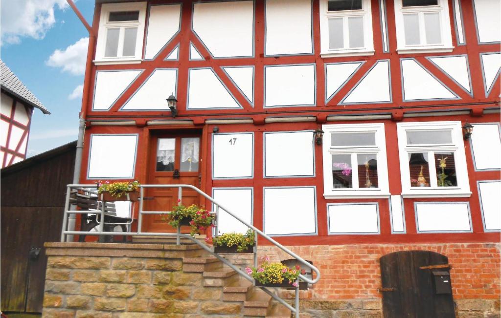 un edificio rojo y blanco con escaleras y ventanas en Stunning Home In Spangenberg With Wifi, en Spangenberg