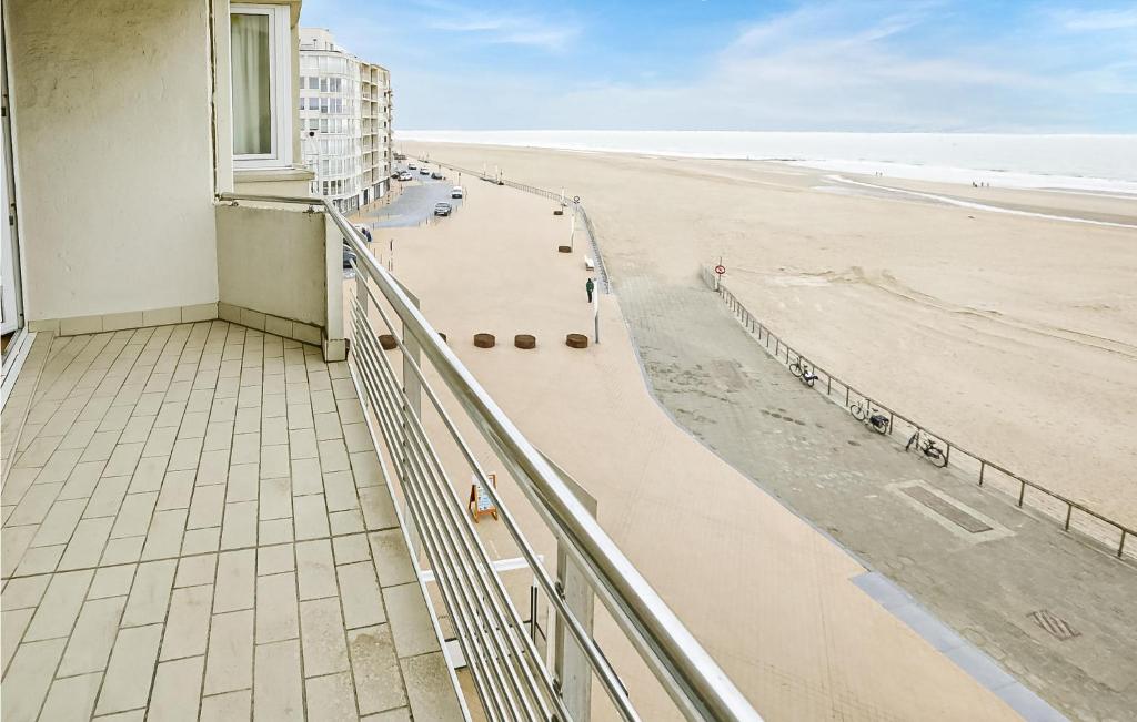 balcón con vistas a la playa en Residence Puerto Cristo 100, en Ostende