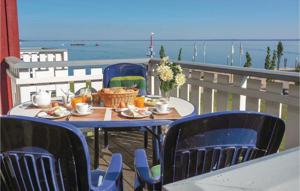 un tavolo e sedie su un balcone con vista sull'oceano di Nice Apartment In Rechlin With Wifi a Rechlin
