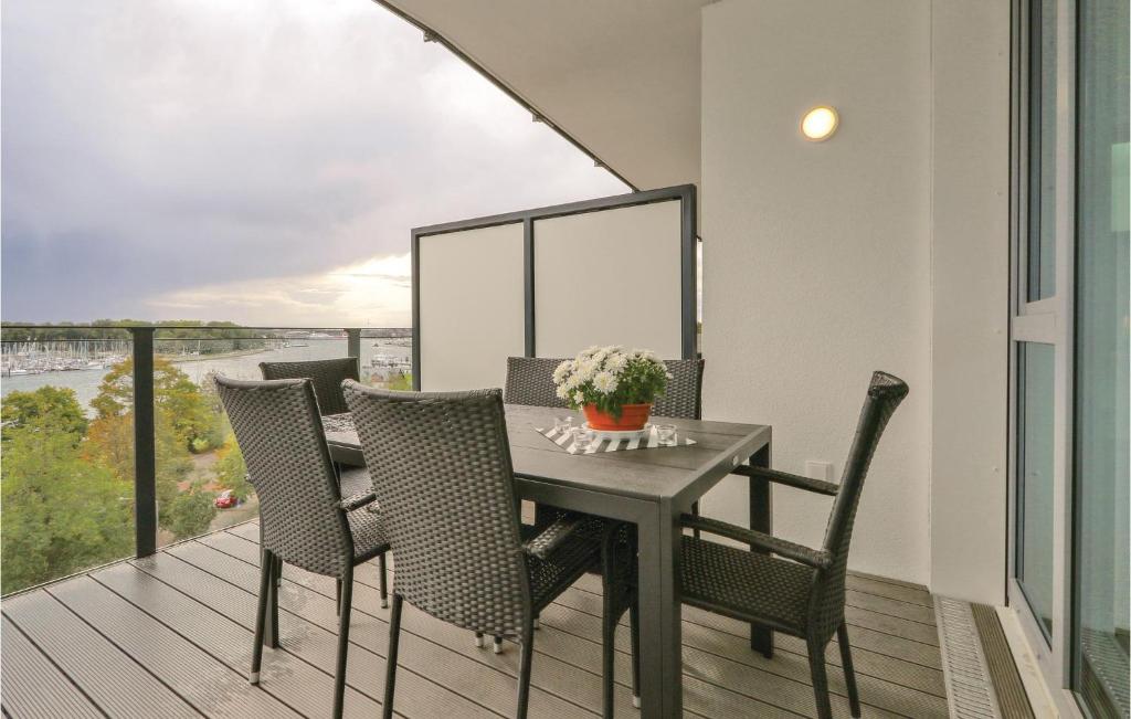 uma sala de jantar com uma mesa e cadeiras numa varanda em Stunning Apartment In Lbeck Travemnde With Wifi em Travemünde