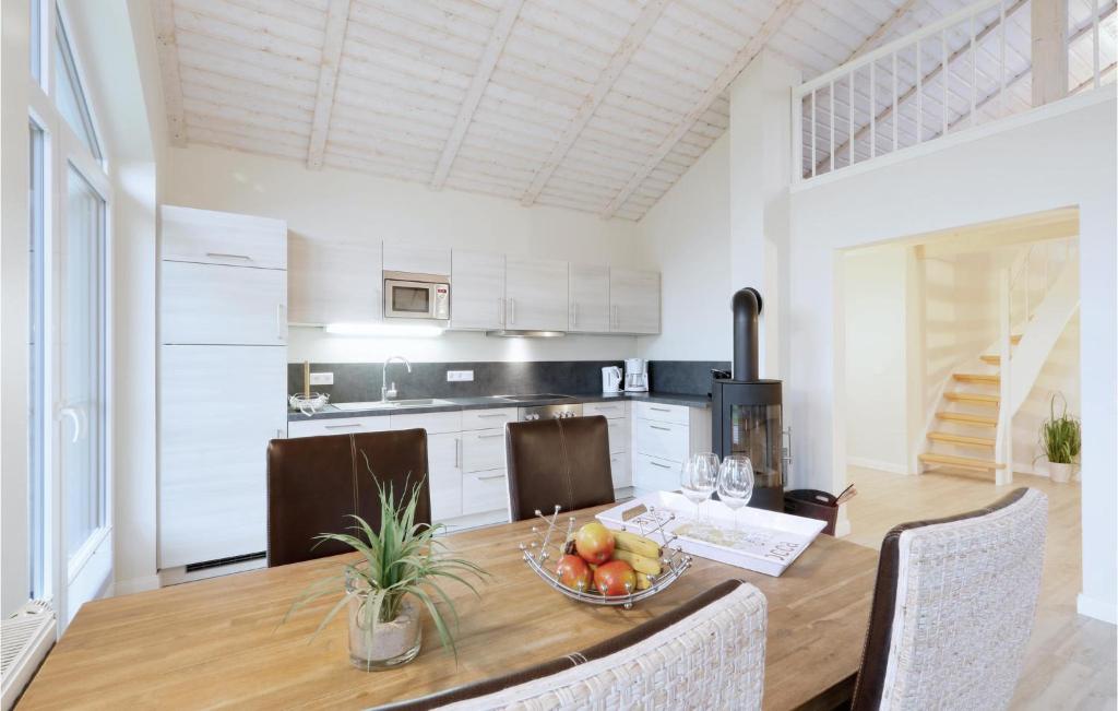 eine Küche mit einem Holztisch mit einer Obstschale darauf in der Unterkunft Beautiful Home In Dagebll With 2 Bedrooms, Sauna And Wifi in Dagebüll