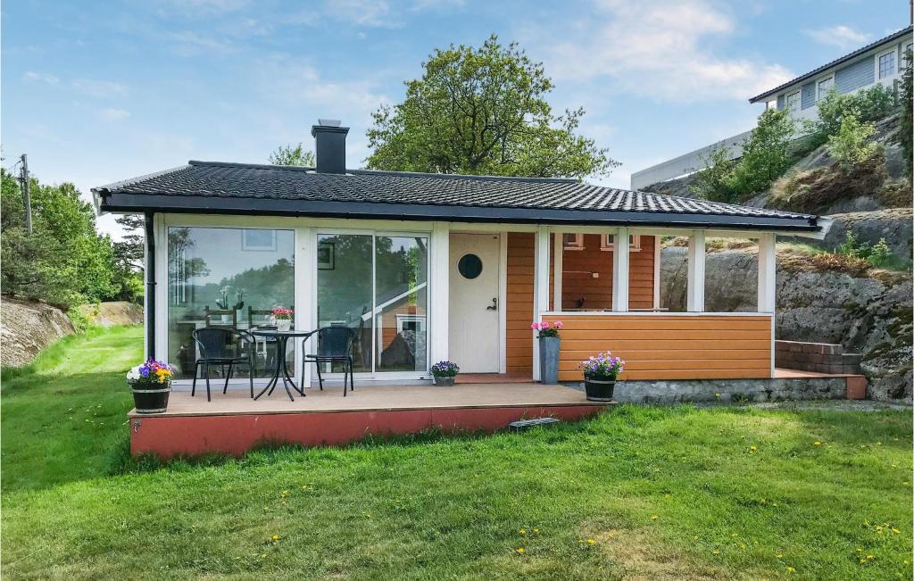 Casa pequeña con terraza y mesa en Nice Home In Stavern With Wifi en Stavern