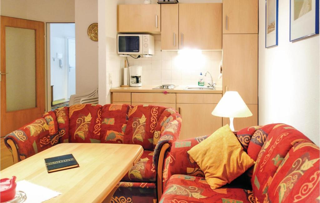 ザンクト・アンドレーアスベルクにあるStunning Apartment In St, Andreasberg With 2 Bedroomsのリビングルーム(ソファ、テーブル付)