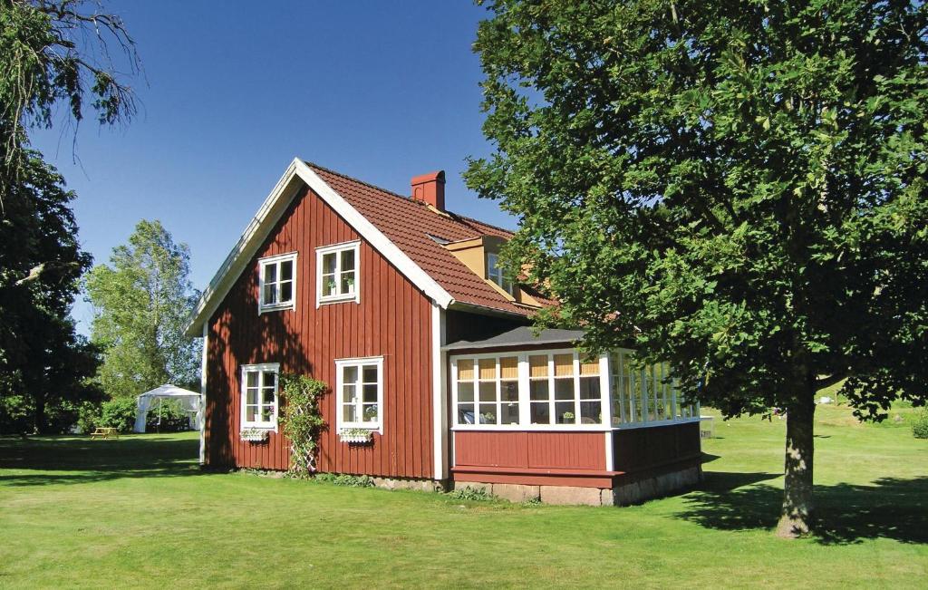 Burseryd的住宿－Nice Home In Burseryd With Sauna，红色的房子,有白色的窗户和树