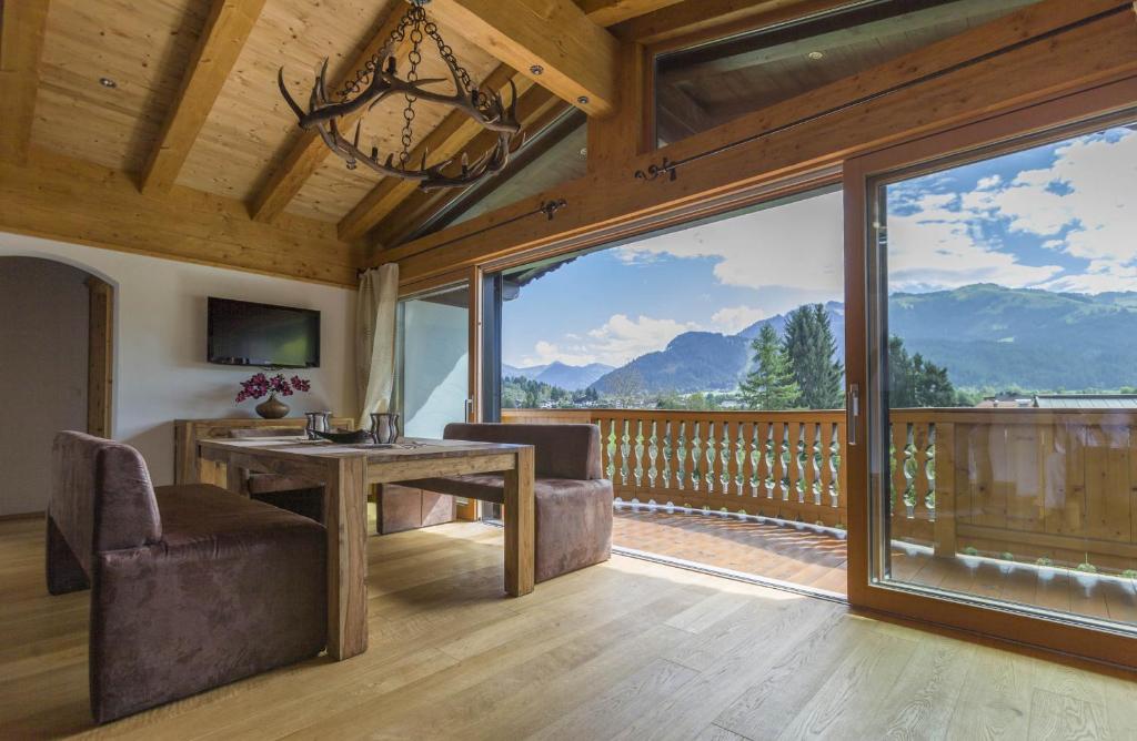 Nespecifikovaný výhled na hory nebo výhled na hory při pohledu z hotelu