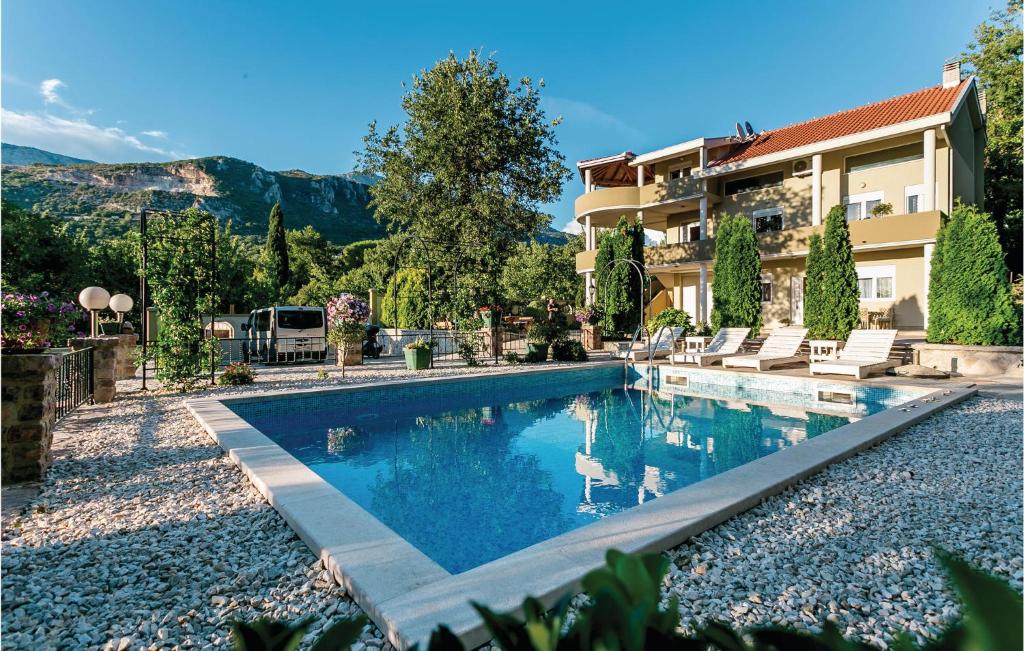 ein Swimmingpool vor einem Haus in der Unterkunft Pet Friendly Apartment In Herceg Novi in Herceg-Novi