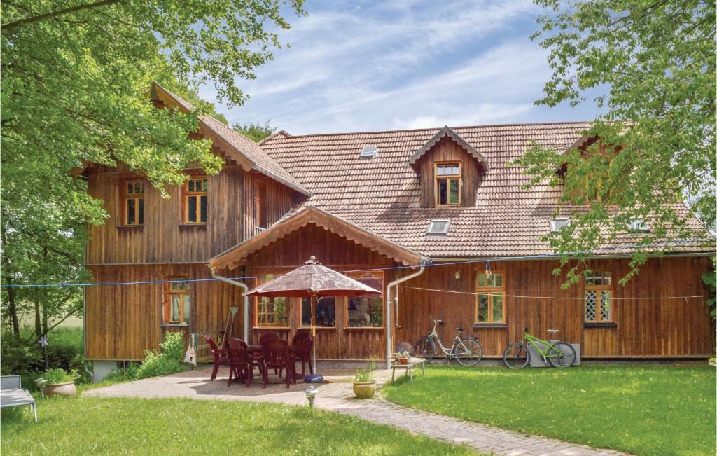 een groot houten huis met tafels en stoelen bij Stunning Home In Dautphetal With Kitchen in Amelose