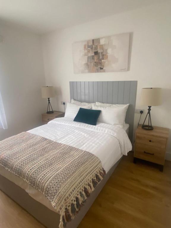 Una cama o camas en una habitación de Racecourse View