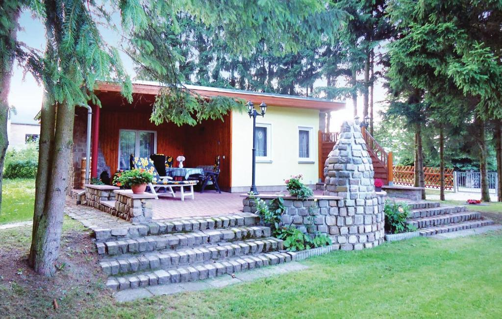 ein Haus mit einer Steinmauer und einer Terrasse in der Unterkunft Ferienhaus Sportplatzweg E in Trieb