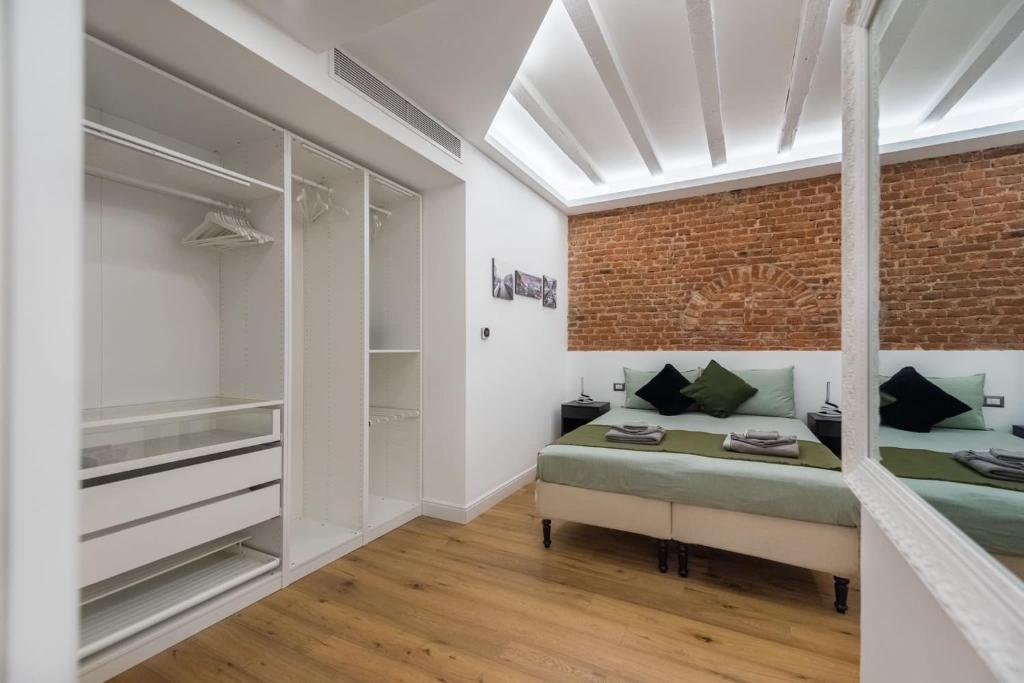 A bed or beds in a room at Luxury Apartment in Milan Center