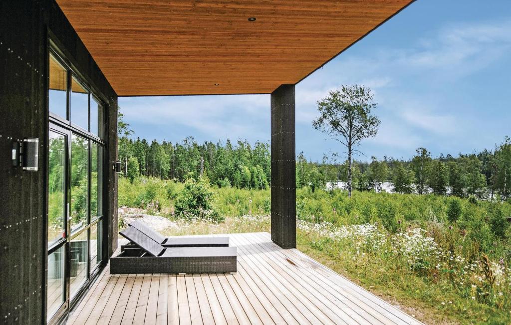 una terraza de madera con un banco en una casa en Beautiful Home In Holmsj With Wifi, en Holmsjö
