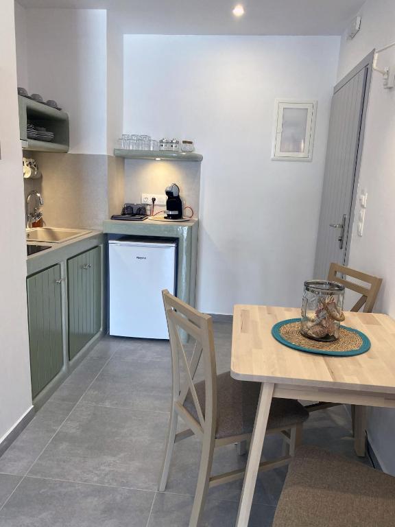 Kuchyň nebo kuchyňský kout v ubytování Xenios Zeus Apartments