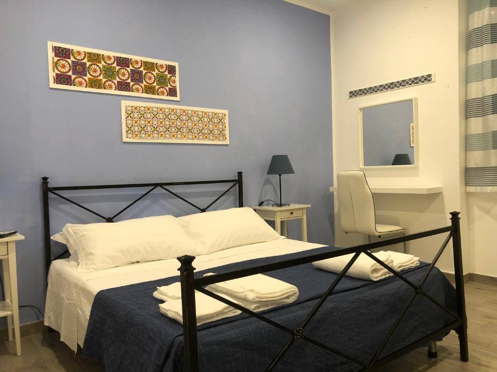 ポッツァッロにあるCasa Vacanze BIANCAのベッドルーム(ベッド1台、デスク、鏡付)