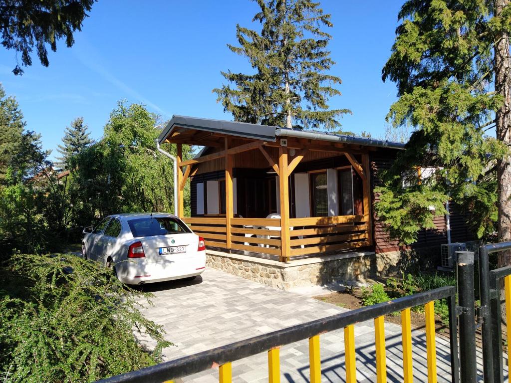 uma casa com um carro estacionado em frente em Hipságh Vendégház em Hegykő