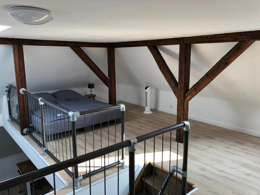 Schlafzimmer mit einem Bett in einem Zimmer mit Holzbalken in der Unterkunft stay at Randolphs in Kassel