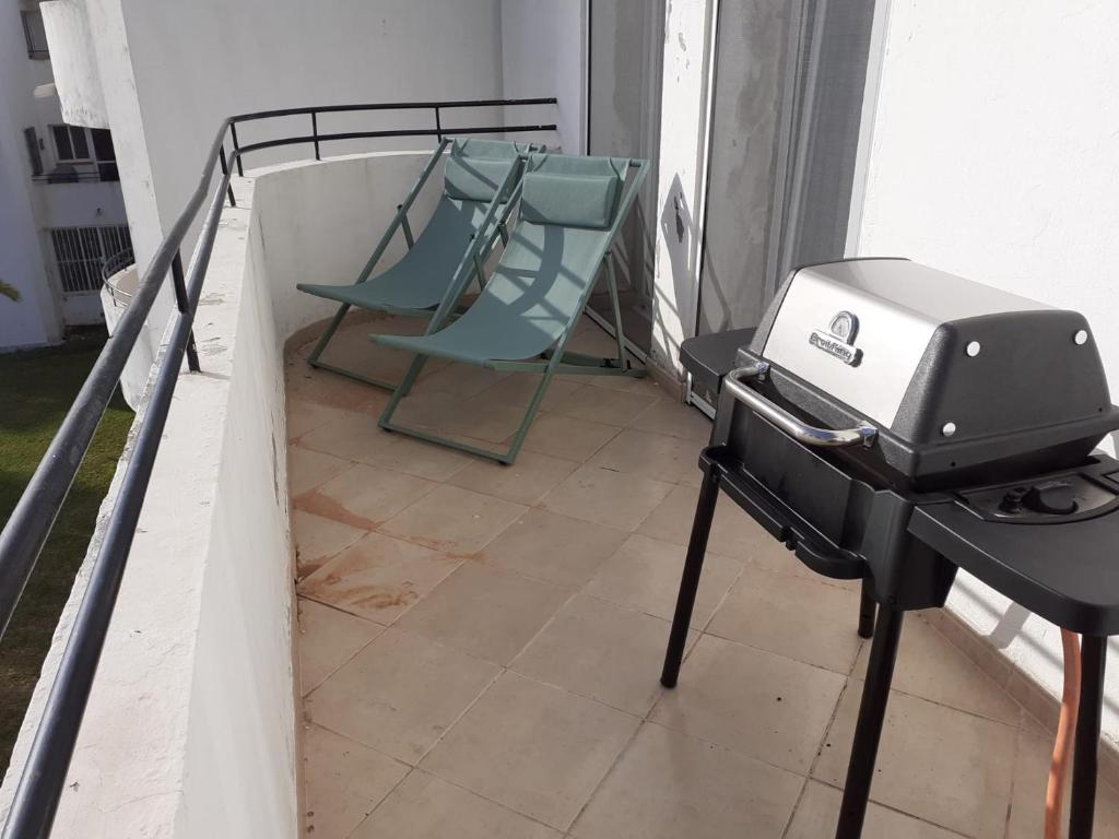 Telewizja i/lub zestaw kina domowego w obiekcie Estepona Golf Apartment
