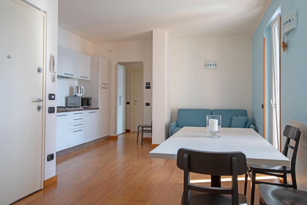 Dapur atau dapur kecil di Residence CaFelicita - Promotion - Apartments Lake View - Infinity Pool - Jacuzzi