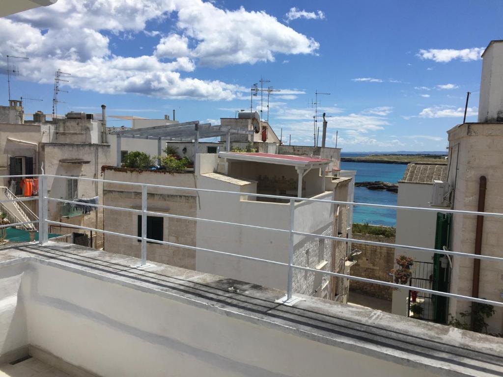 uma vista a partir da varanda de um edifício em WePuglia - Casa di Mario em Monopoli